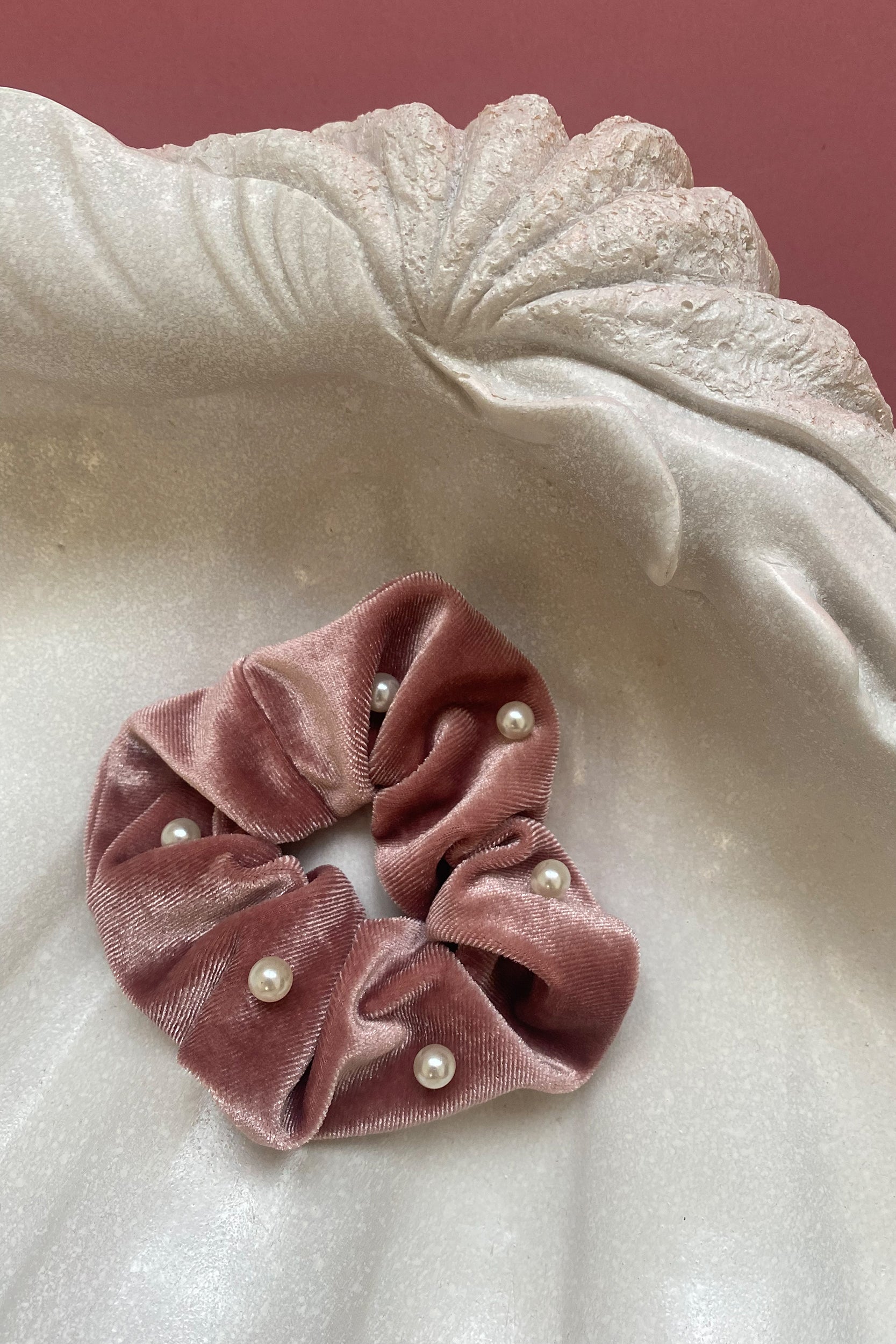 ヘアアクセサリー [PRIMAUTE] VELVET HEART PEARL SCRUNCHIE 💖 Velvet Charm – Heart Pearl Fluffy Scrunchies – AurenzaPrime